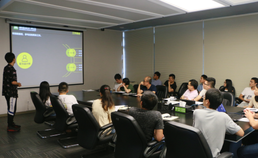 UG环球举行第7期员工转正评审会